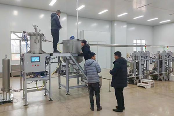 Automatic candle filter housing for walnut oil