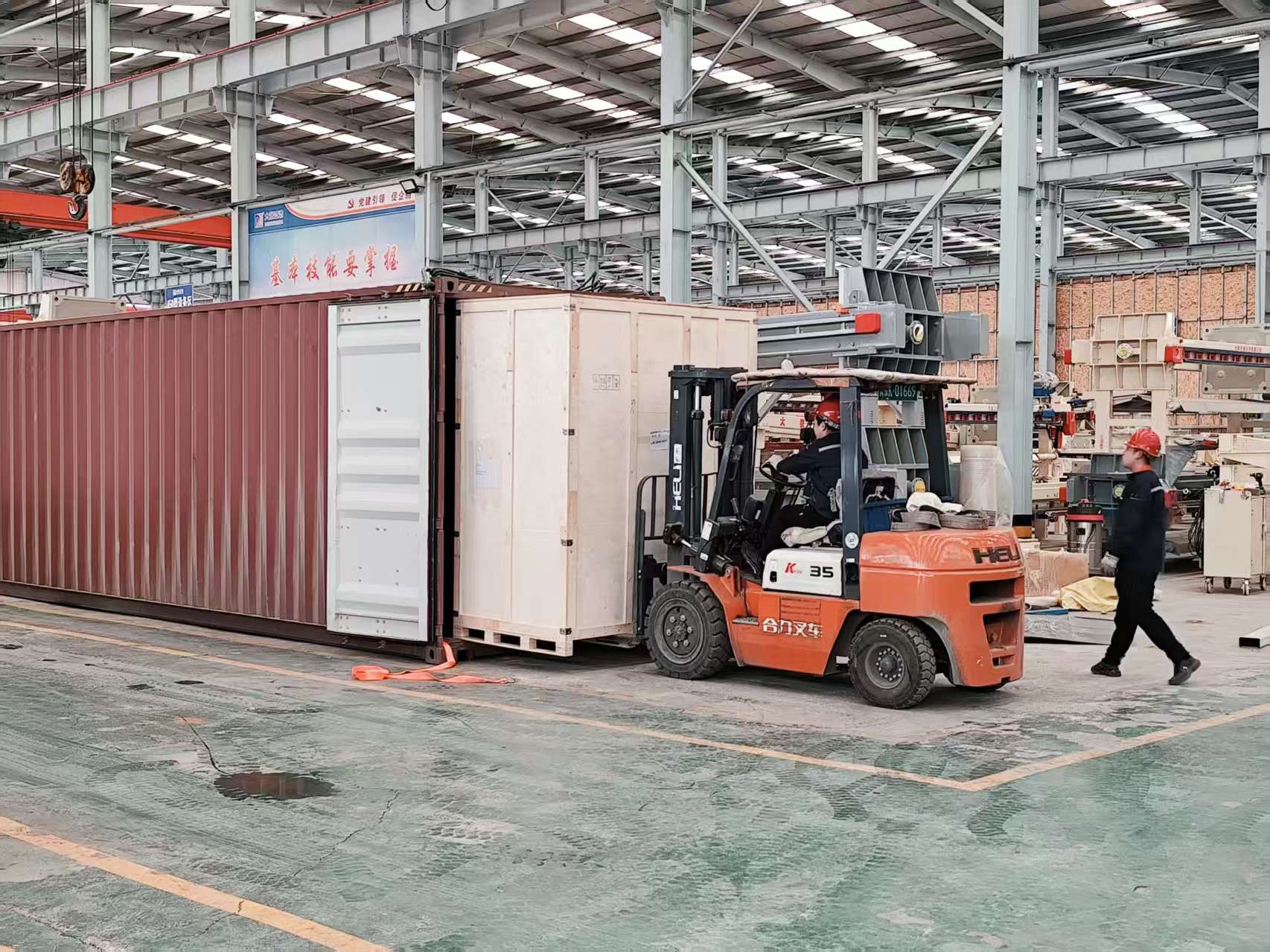 Program-controlled automatic plate shifting chamber filter press